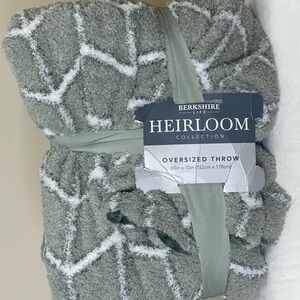 Berkshire Heirloom Collection Oversized Throw - Green and White